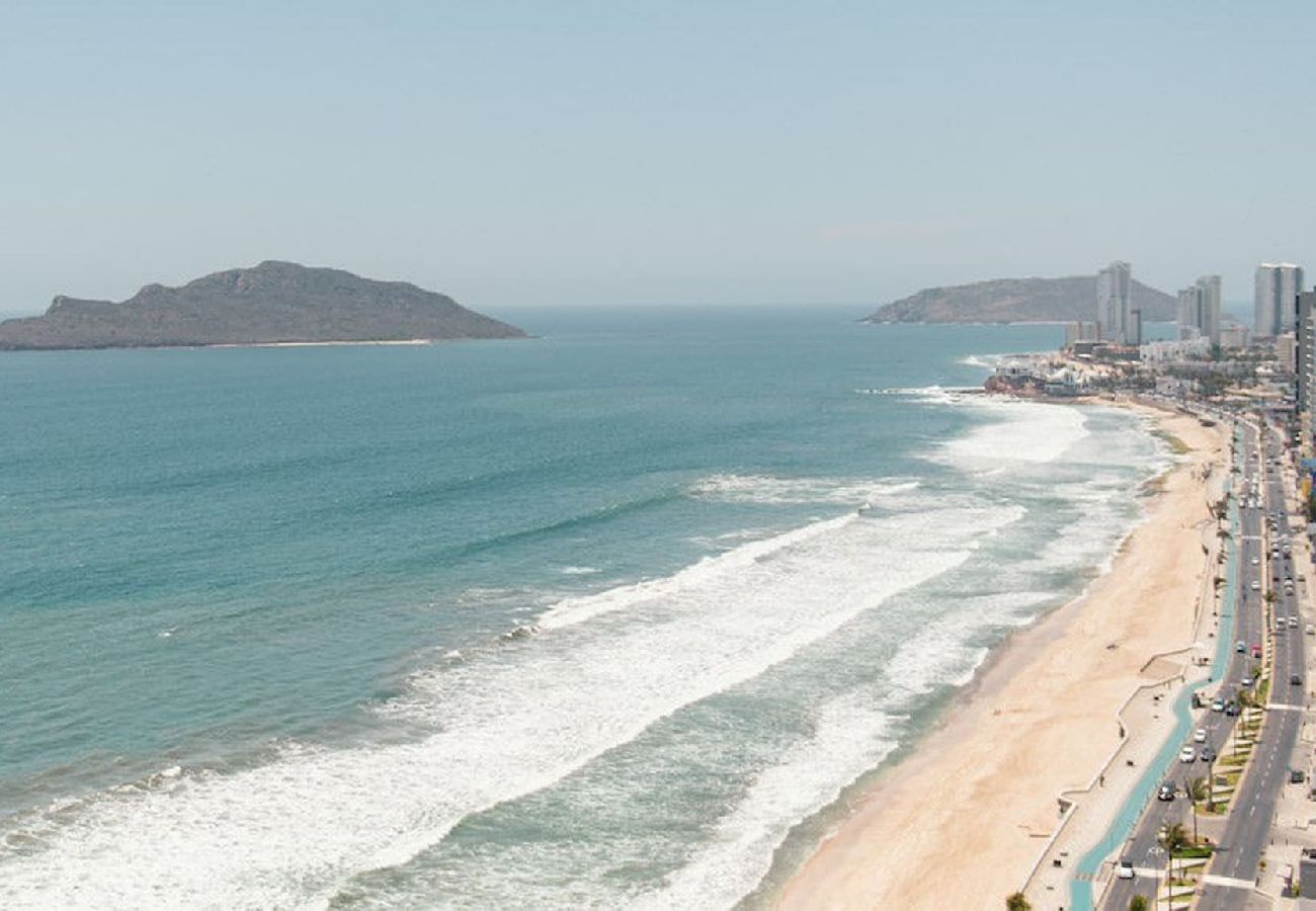 Apartamento en Mazatlán - Terraza con Vista al Mar, BBQ y Piscina 