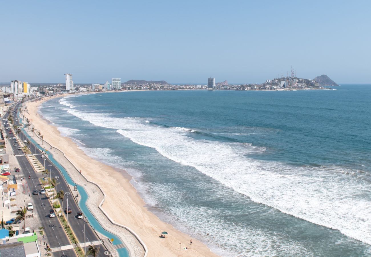 Apartamento en Mazatlán - Terraza con Vista al Mar, BBQ y Piscina 