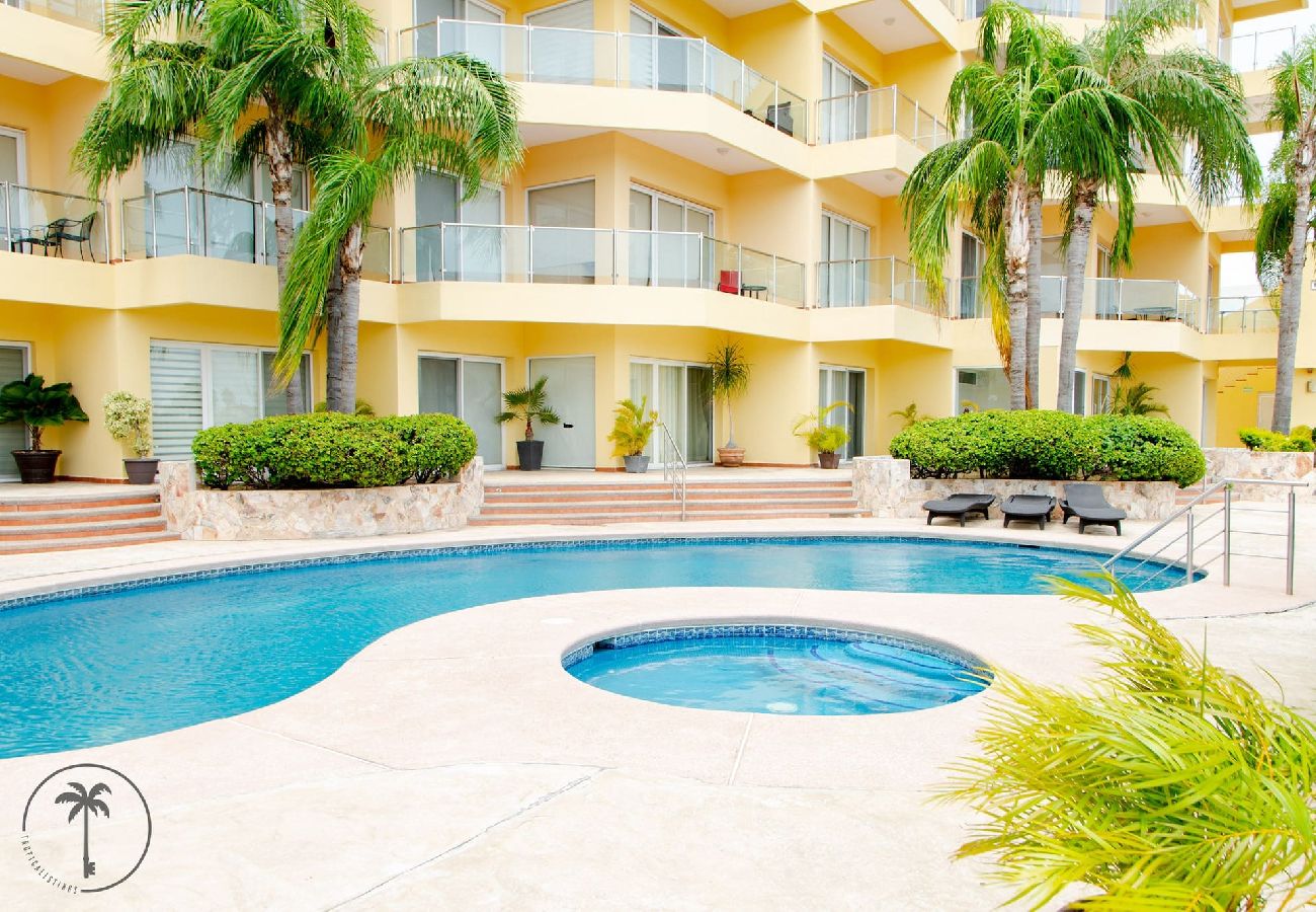 Apartamento en Mazatlán - Amplio Dpto. c/Piscina Frente al Mar en Mazatlan Tropicalistings