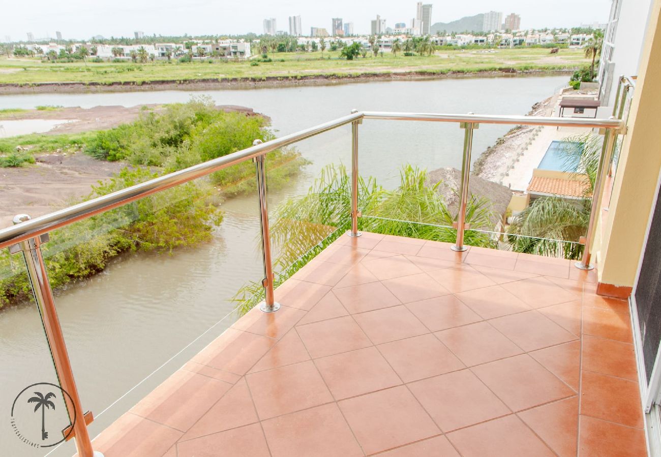 Apartamento en Mazatlán - Amplio Dpto. c/Piscina Frente al Mar en Mazatlan Tropicalistings