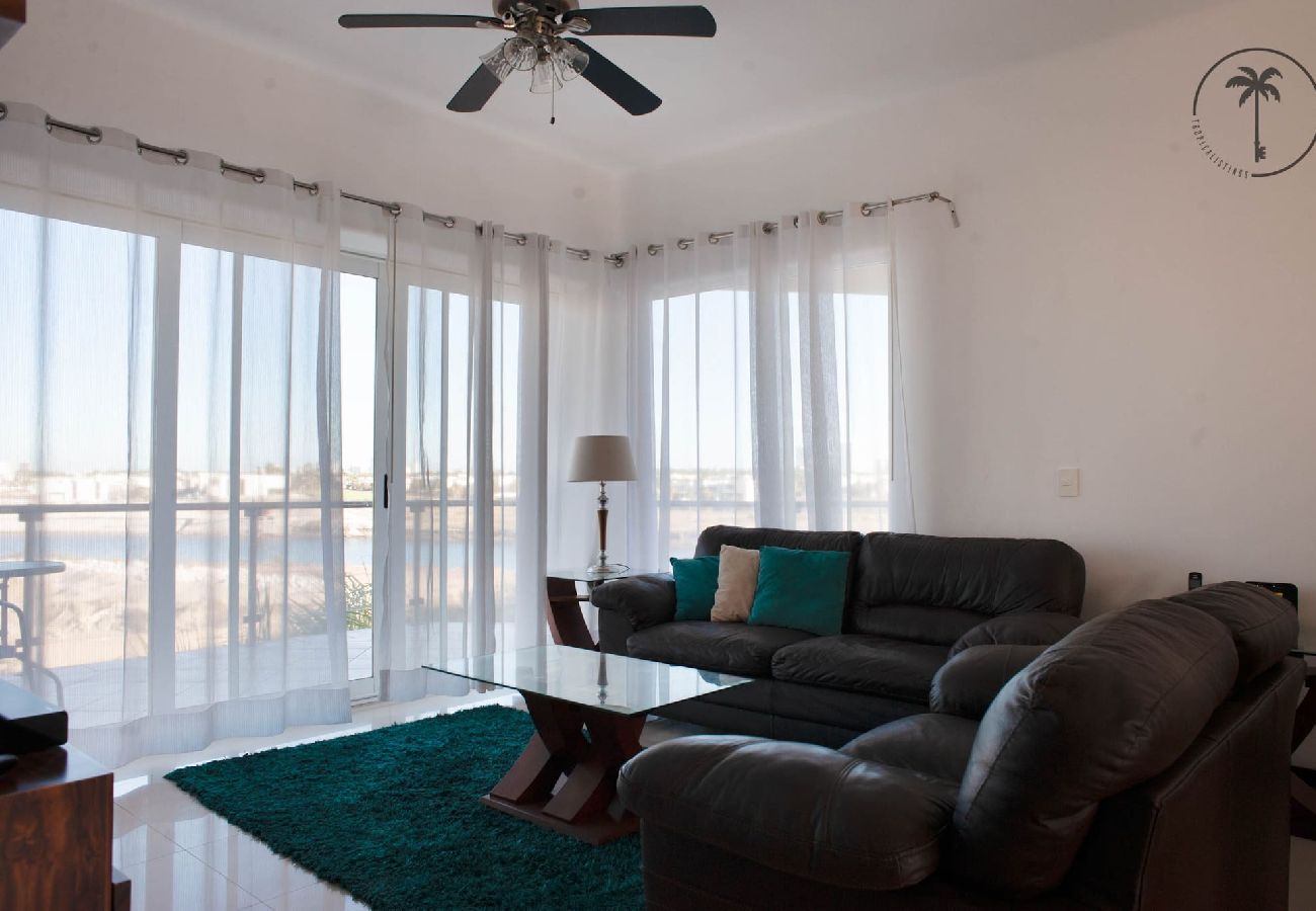 Apartamento en Mazatlán - Amplio Dpto. c/Piscina Frente al Mar en Mazatlan Tropicalistings