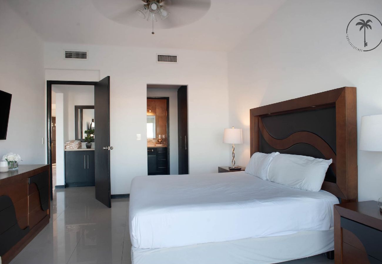 Apartment in Mazatlán - Spacious Apt. w/Pool Facing the Ocean in Mazatlán Tropicalistings